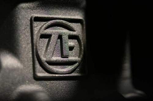 Das ZF-Logo auf einem Automatikgetriebe