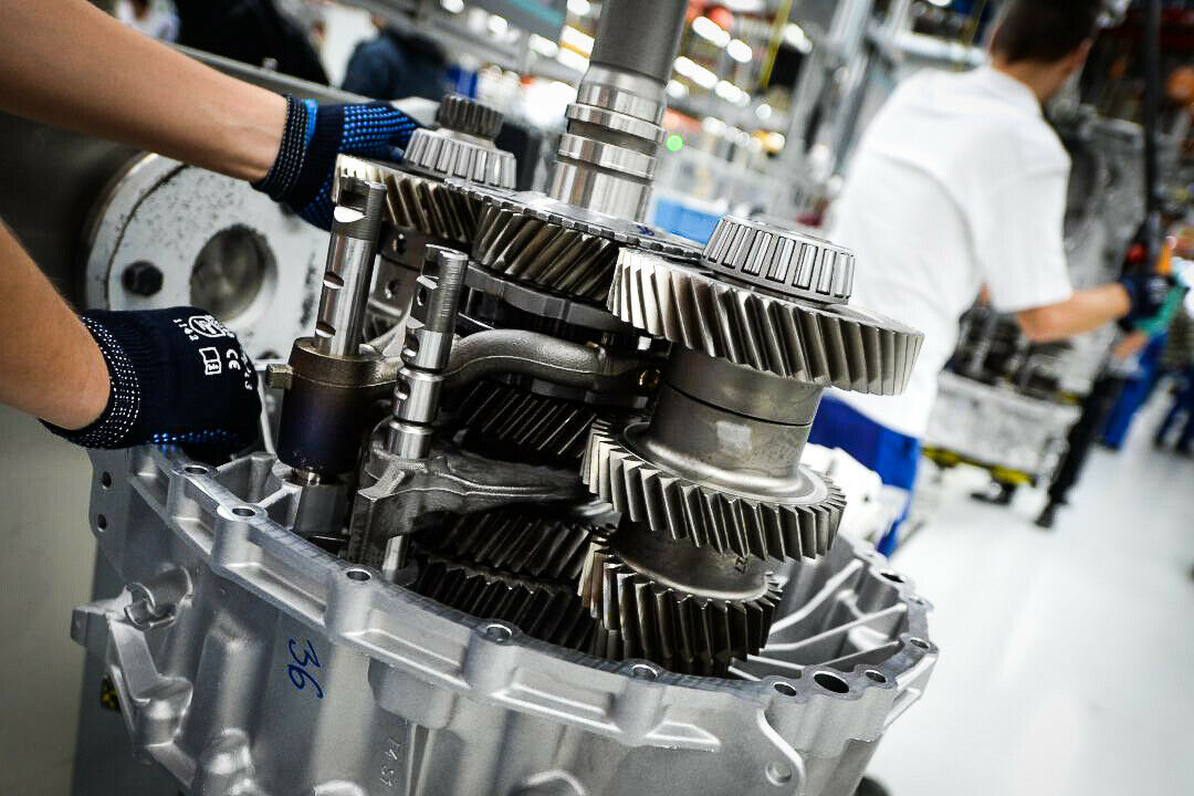 Ein Mitarbeiter von ZF baut ein Automatikgetriebe zusammen