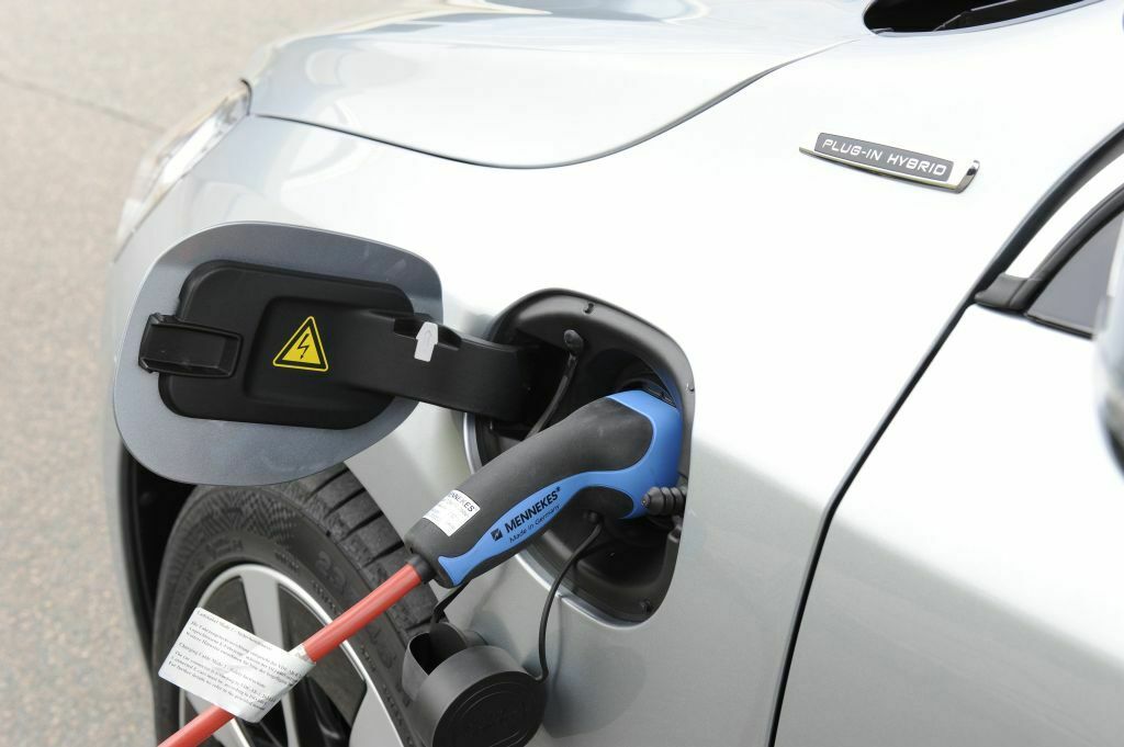 Der Ladestecker des V60  Plug-in-Hybrids.