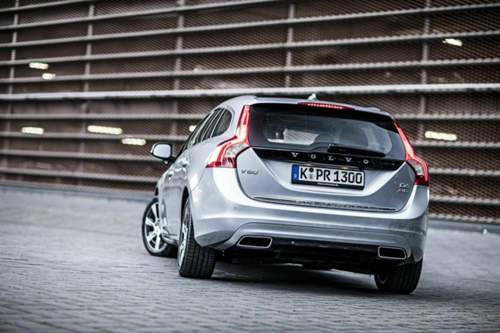 Am Heck ist der V60 Plug-in an den trapezförmigen Auspuffrohren zu erkennen.