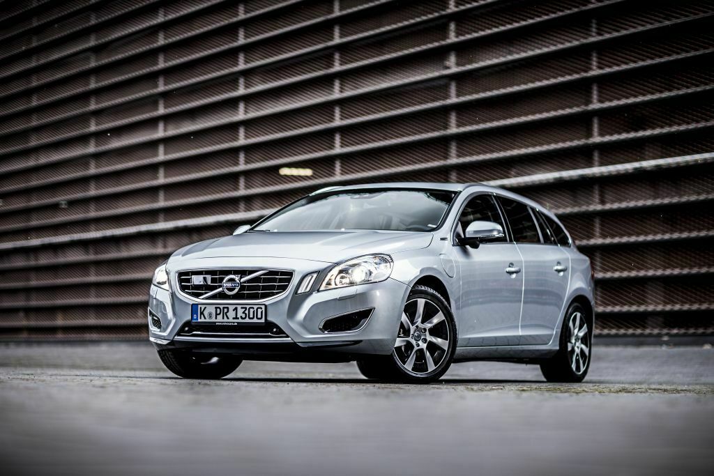 An der Front erkennt man den V60 Plug-in an schwarz glänzenden Kühlergrill.