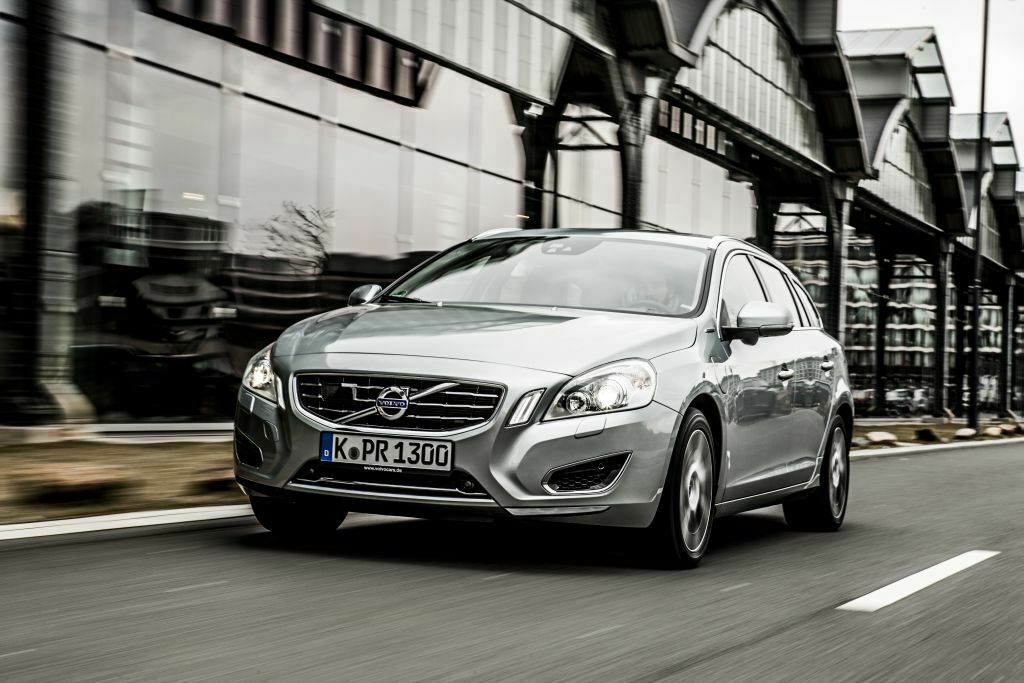 Mit voller Batterie kann der V60 Plug-in-Hybrid bis zu 50 Kilometer weit elektrisch fahren.