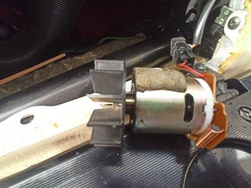 W124-lueftermotor-raedchen-weiter-raus-quietscht