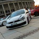 VW Golf GTI ED35 und BMW M4 Coupé posieren beim Sonnuntergang