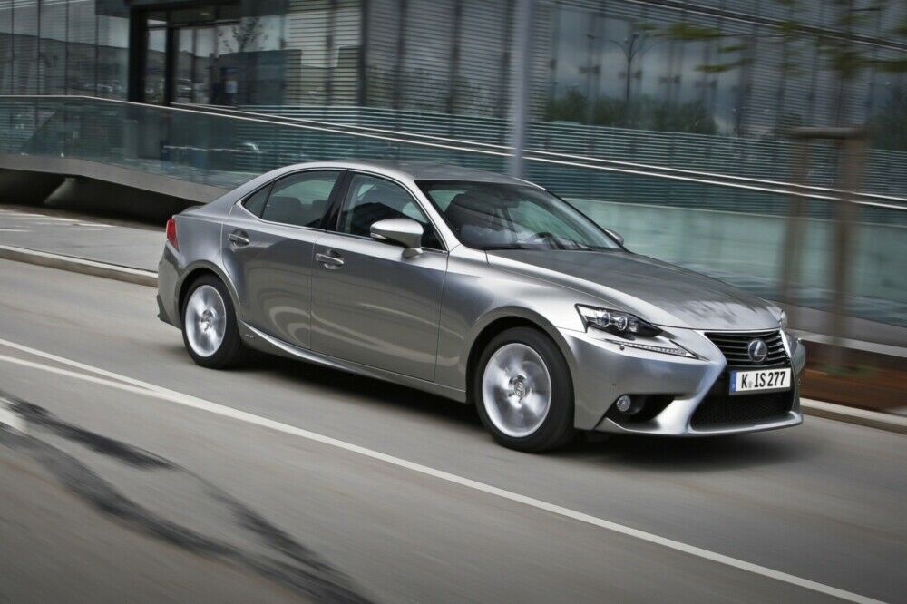 Premium-Mittelklassemodelle mit Hybridantrieb sind Mangelware. Hilft das dem IS 300h?