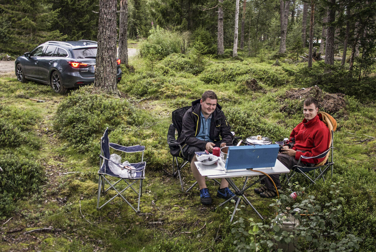 Auch Teil des umfangreichen Gepäcks waren Campingstühle, der Tisch und natürlich eine portable Kochstelle