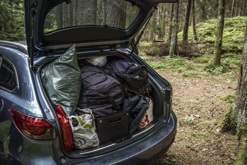 Gut gepackt ist halb gereist: So viel mehr Platz als eine BMW 5er-Limousine bot der Mazda6 gar nicht, doch die MT-Youngsters brachten alles unter