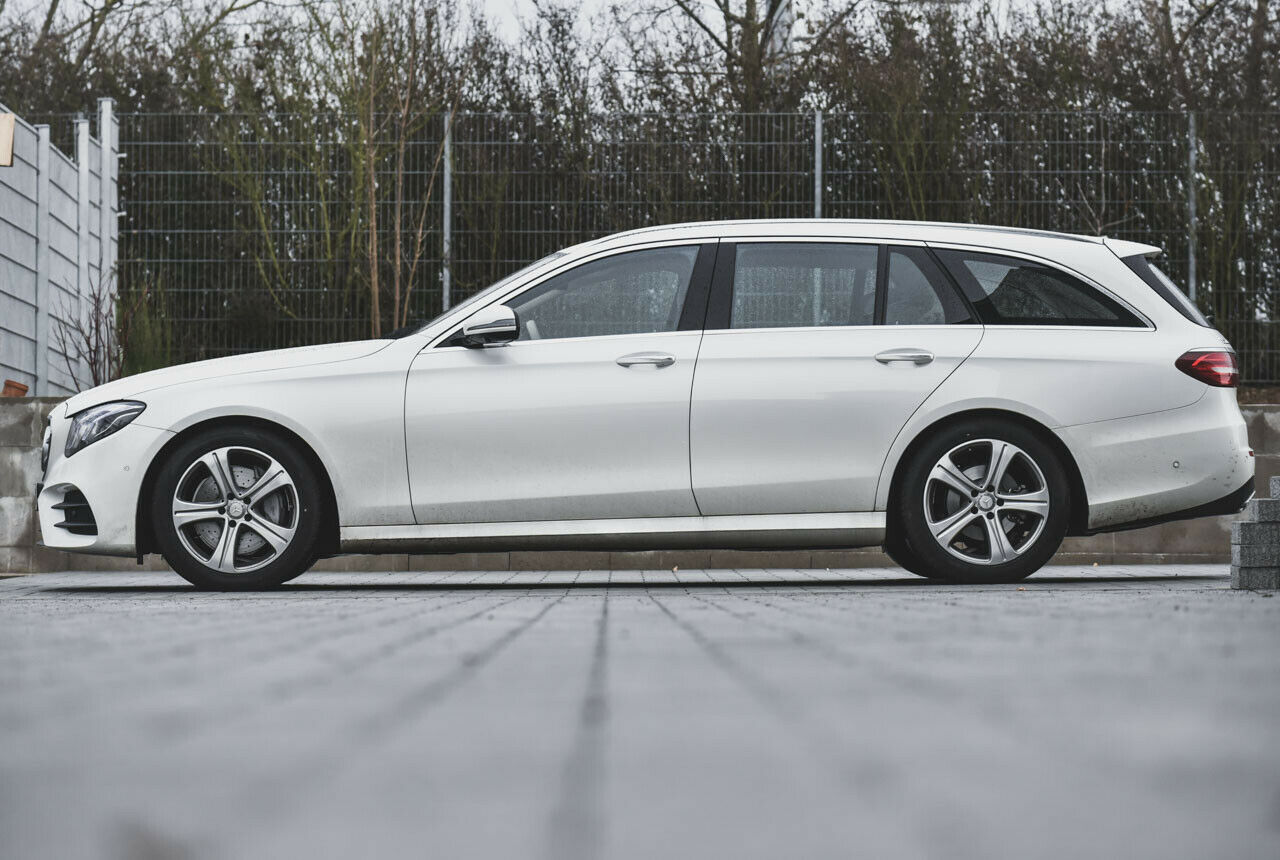 Was auf diesen Fotos am E 200 T-Modell aussieht wie Weiß, ist auch Weiß, kostet aber knapp 2.000 Euro