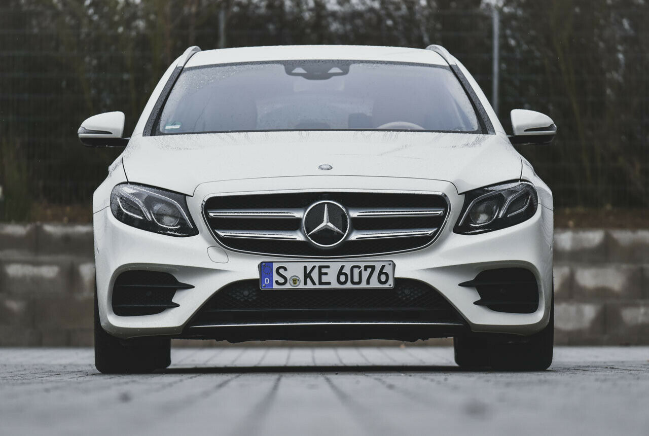Die vorlauten Lüftungsöffnungen in der Schürze bringt das AMG-Line-Exterieur für 3.332 Euro mit. Den Grill mit großem Stern gibt es bei Avantgarde für 655 Euro