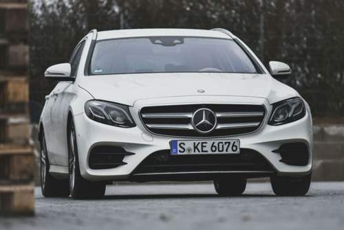 Der 2,0-Liter-Benziner im E 200 T leistet 184 PS und 300 Nm