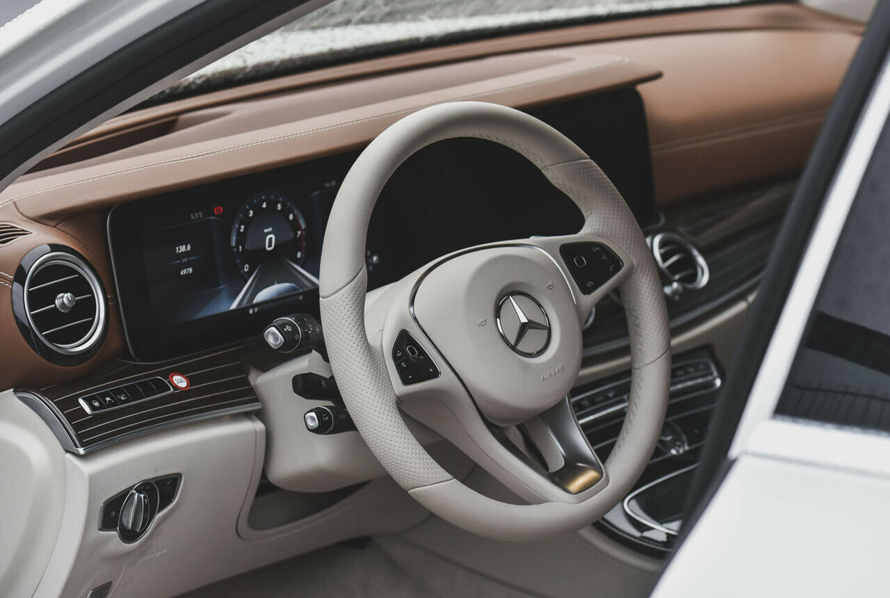 Das große Display verkauft Mercedes im E 200 für rund 1.000 Euro, man muss aber noch weitere Häkchen bei der Bestellung setzen