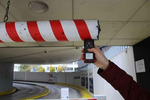 Beim ADAC-Test wurde auch überprüft, ob der Pendelbalken in der richtigen Höhe hängt