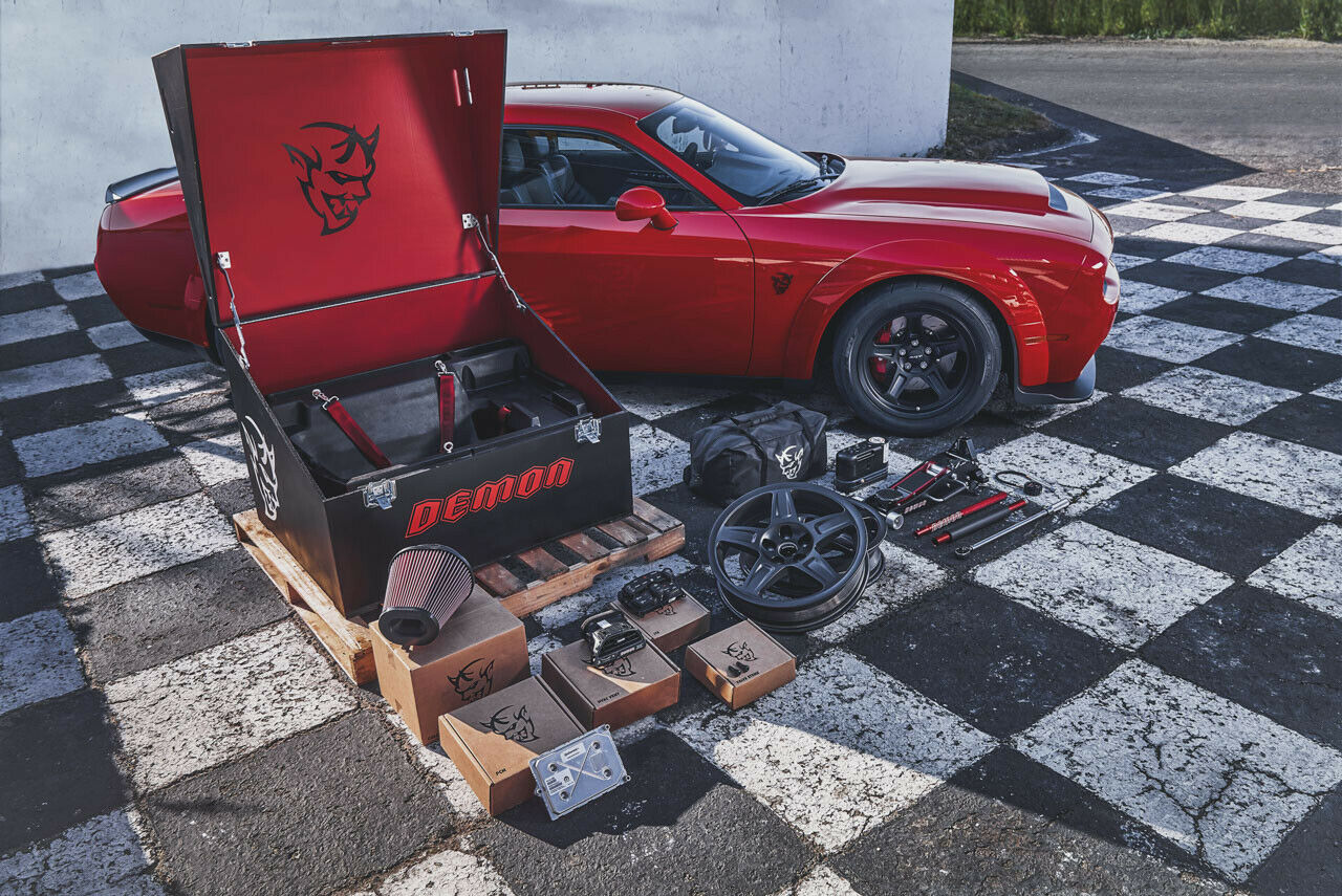 Kostet einen US-Dollar: "Demon Crate" mit schmalen Vorderreifen und 100-Oktan-Abstimmung