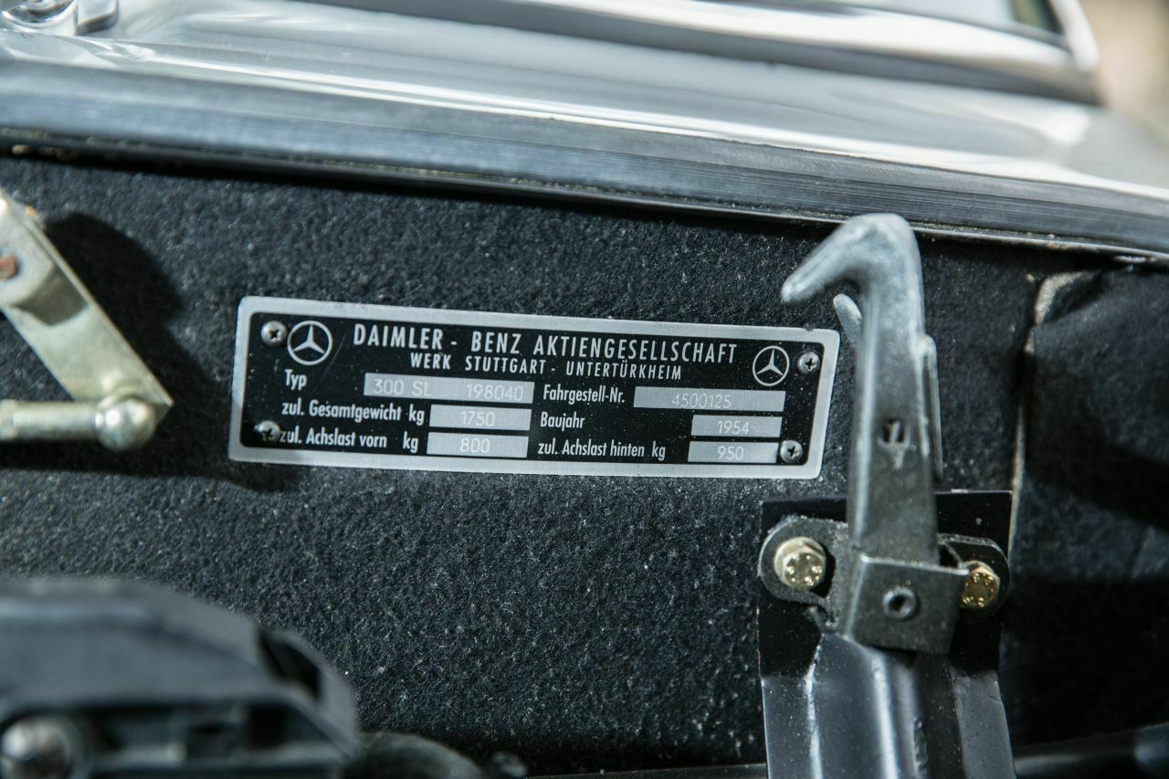 Das originale Schild weist den Wagen als Baujahr 1954 aus. Mit ein paar kleinen Änderungen ...