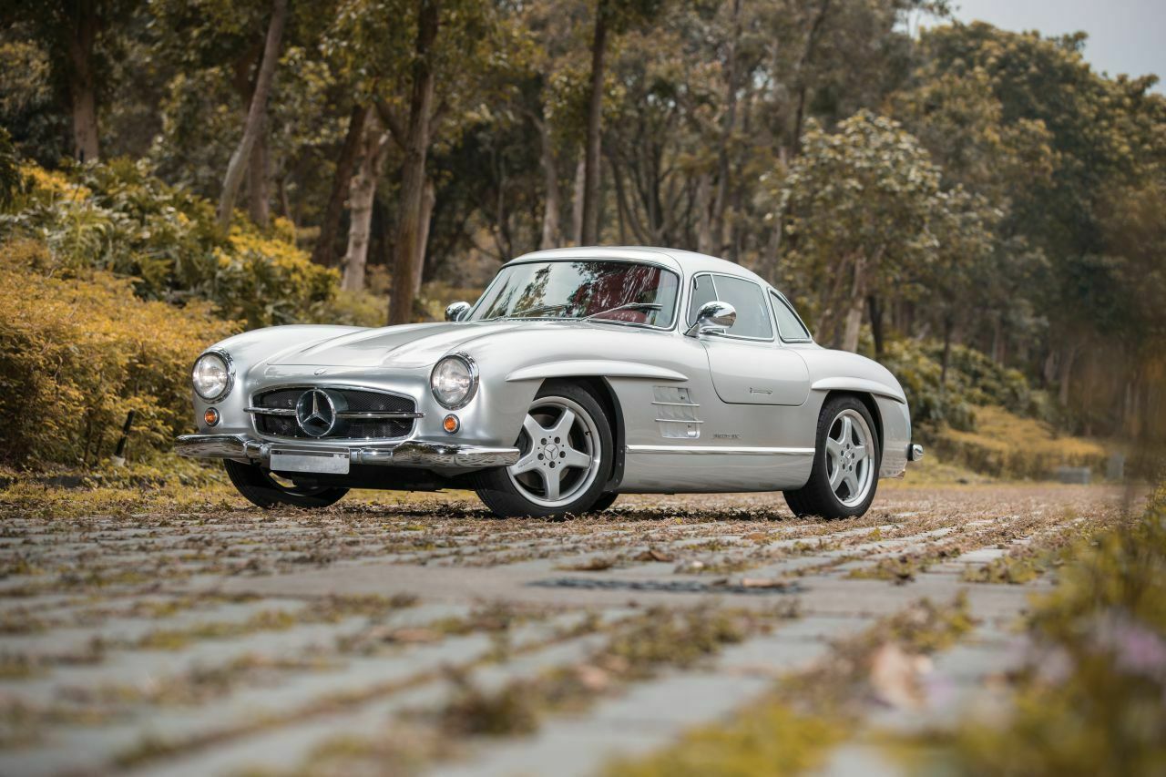 Wunderschön und bis auf die Felgen ganz der Klassiker: Dieser Mercedes 300 SL AMG wird bei RM Auctions in Monaco versteigert
