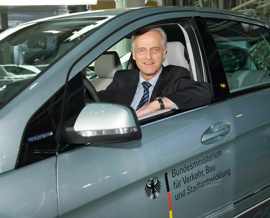 In seinem Fuhrpark fährt die B-Klasse F-Cell schon: Bundesverkehrsminister Peter Rammsauer