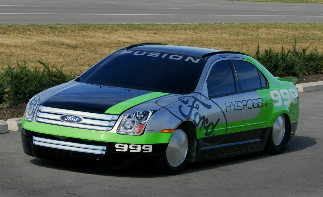 Ford Fusion Hydrogen 999. In Kanada kooperieren Daimler und Ford seit 2008 bei Wasserstoffantrieben.