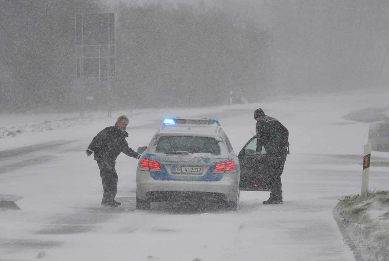 Das für diese Jahreszeit ungewöhnlich kalte Wetter stellt auch die Polizei vor neue Herausforderungen. Einige Fahrzeuge wurden wieder mit Winterreifen ausgerüstet