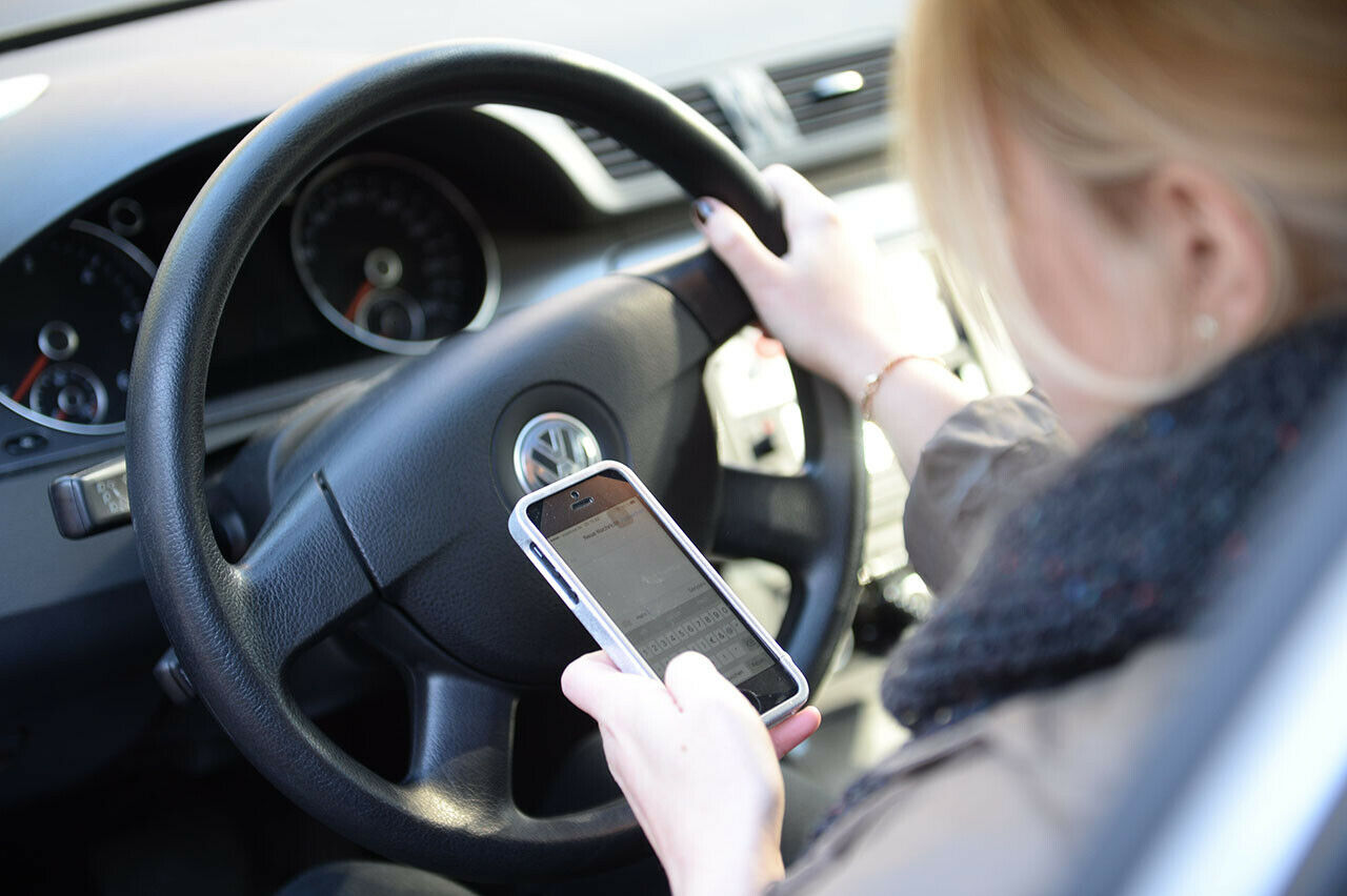 Laut einer Studie sind viel zu viele Autofahrer während der Fahrt von ihrem Smartphone abgelenkt