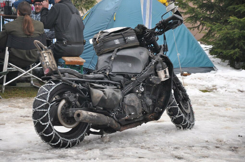 Schneeketten an Motorrädern sind dann doch eher selten.