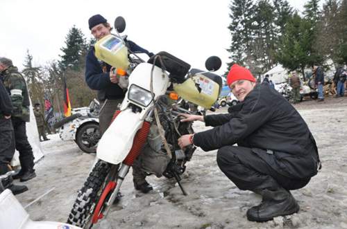 Hendrik und Jann schrauben an Hendriks Yamaha XT600.