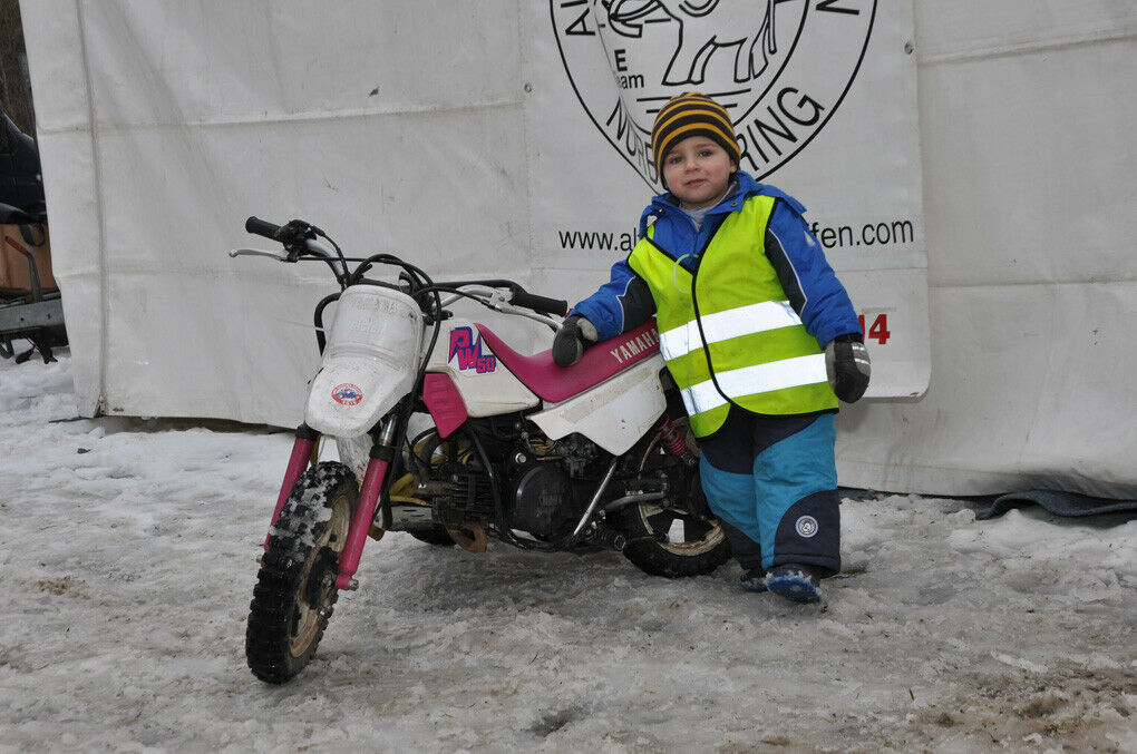 Auch die Kleinsten werden hart erzogen: Biker-Knirps mit Knirps-Bike.