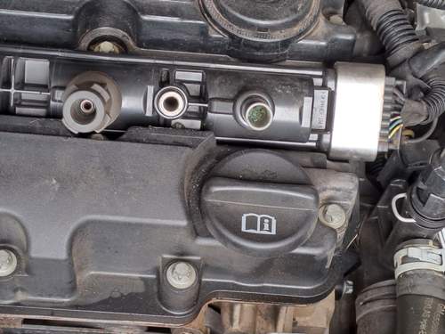 Ausgebaute Zündspule, 
rechter Zündkerzenstecker von 4 ter Zündkerze schon abgezogen