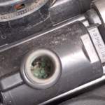 Blick in den Zündblock bei abgezogenem Stecker. Deutlich die Korrosion zu erkennen. Mit kleinem Schraubendreher saubergekratzt