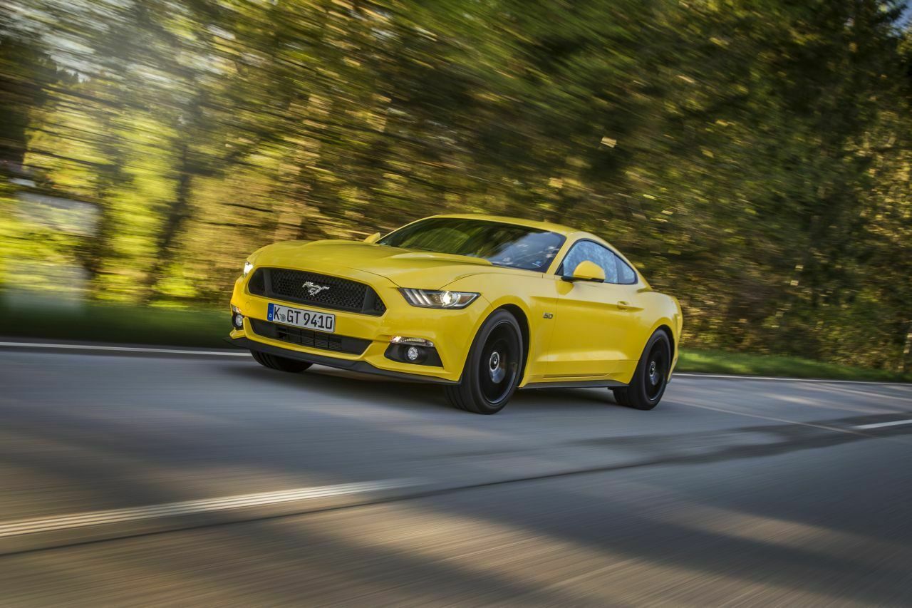 Ford Mustang, Modelljahr 2015: Erhält als erstes Ford-Modell einen neuen Beifahrer-Knieairbag