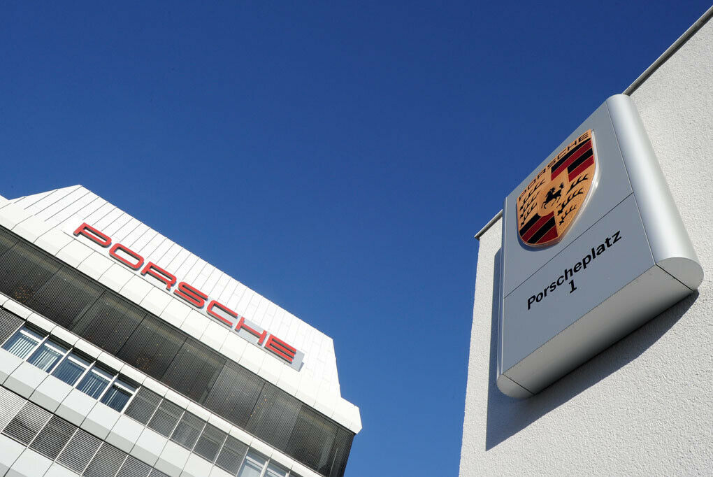 Der Schriftzug Porsche am Stammsitz des Automobilherstellers in Stuttgart-Zuffenhausen.