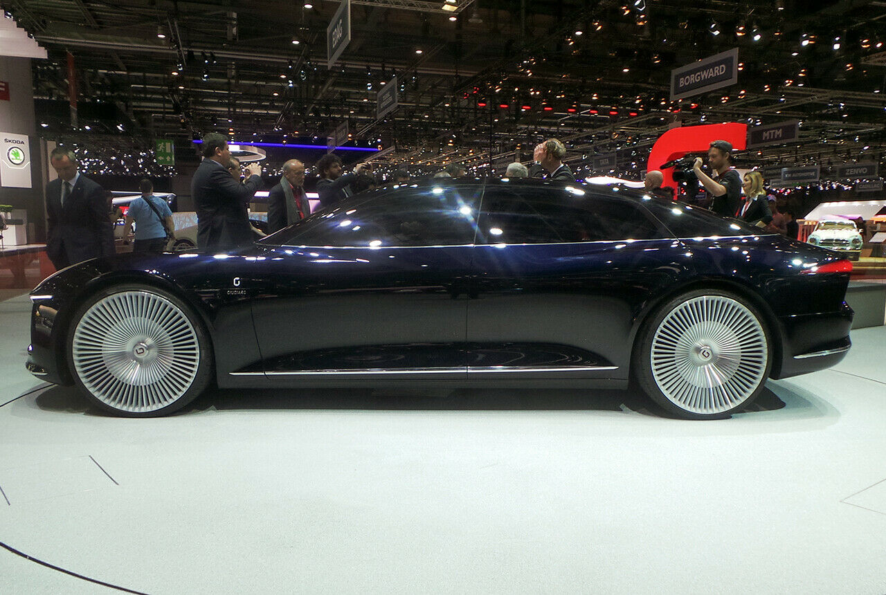 Das Elektroauto misst 5,37 Meter in der Länge, der Radstand beträgt 3,33 Meter