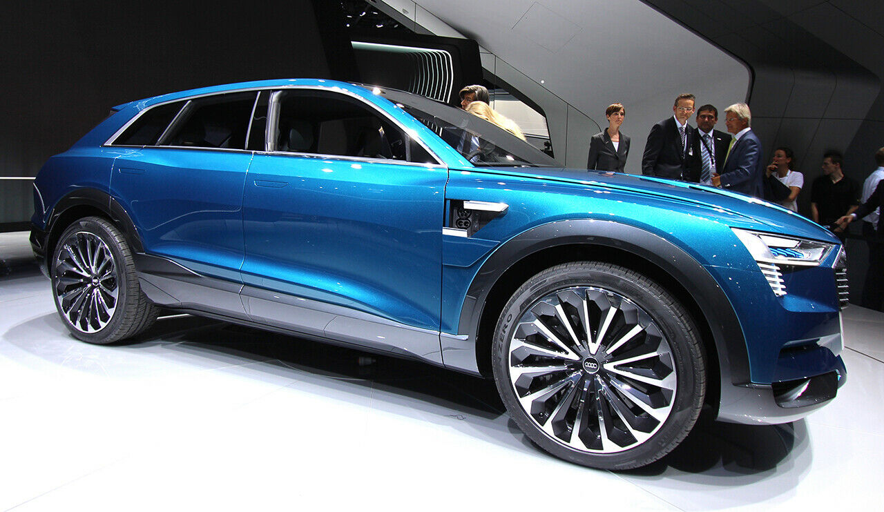 Der Audi-Betriebsrat fürchtet, dass die Werke Ingolstadt und Neckarsulm mit der E-Mobilität weniger wichtig werden: Für 2018 ist das neue Elektro-SUV von Audi geplant