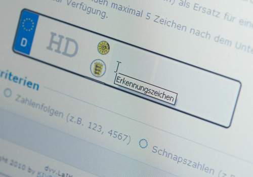 Vieles soll schon bald digital gehen - die Kennzeichen müssen aber noch per Post ins Amt