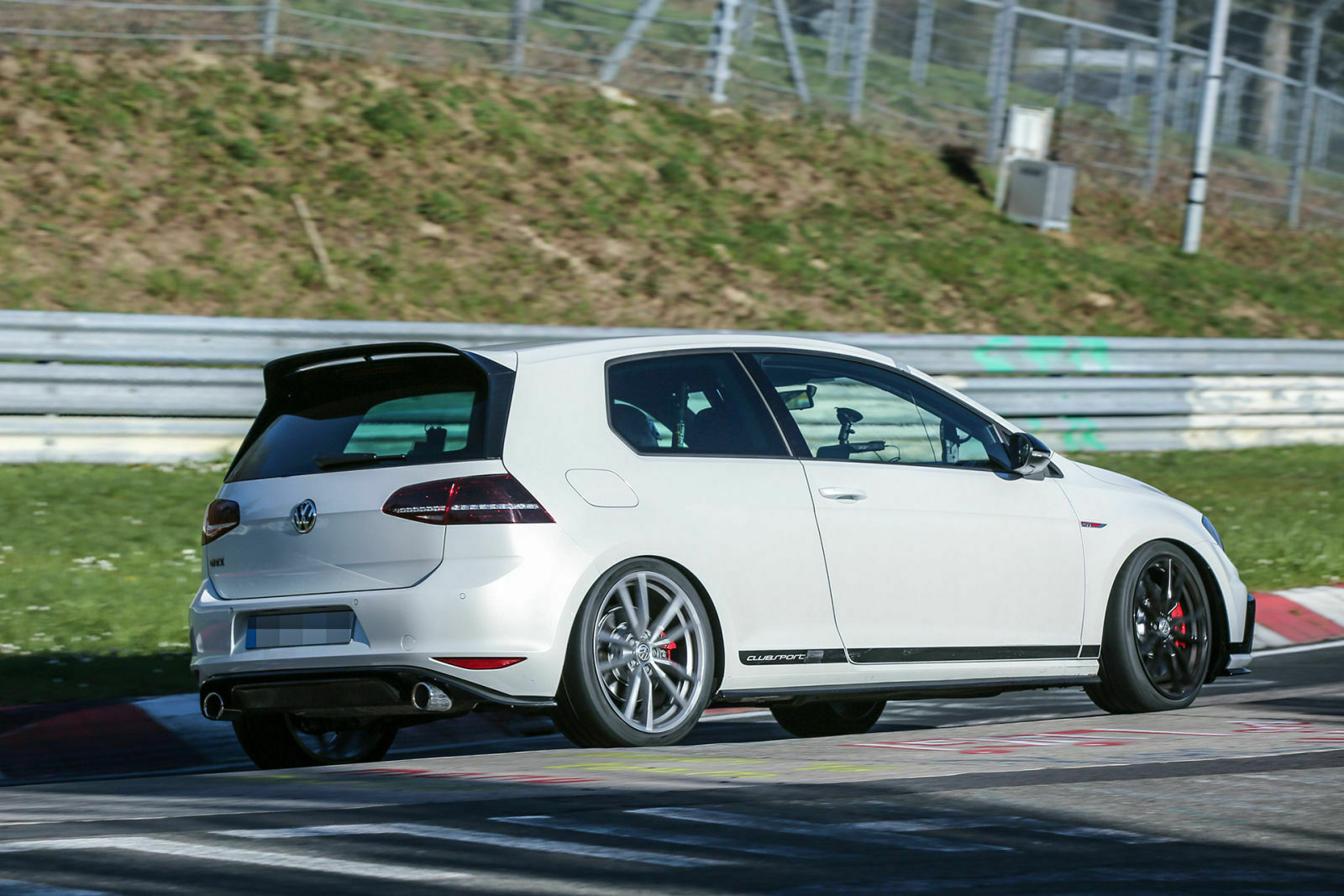 Auf den ersten Blick unterscheidet sich der Golf GTI Clubsport S nicht vom GTI Clubsport