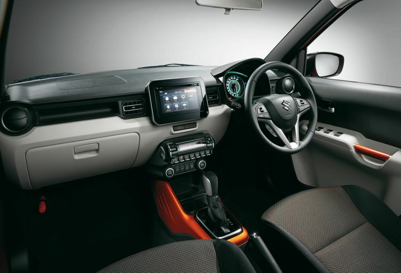 Suzuki Ignis: Blick ins Cockpit. In Japan sitzt das Lenkrad selbstverständlich rechts