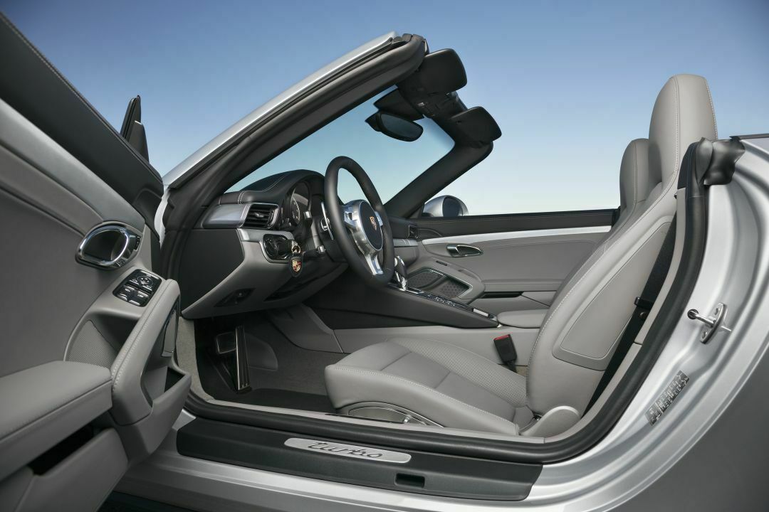 Das Cockpit des neuen Porsche 911 Turbo Cabrios