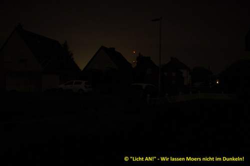 Moers: Nach der Abschaltung um 01:00 Uhr lässt sich nur noch das weiße Dach des Kleinwagens erahnen