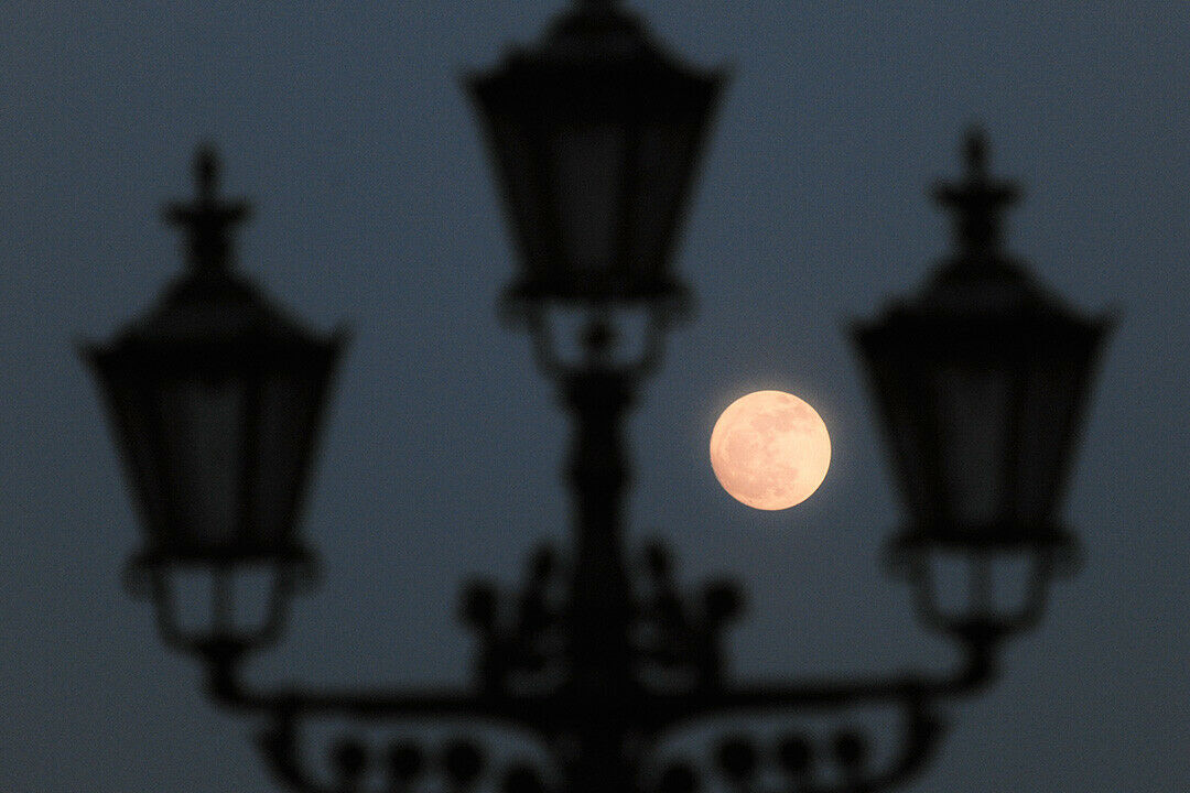Wenn nur noch der Mond leuchtet: Eine steigende Zahl von Kommunen will aus Kosten- und Umweltgründen an der Straßenbeleuchtung sparen
