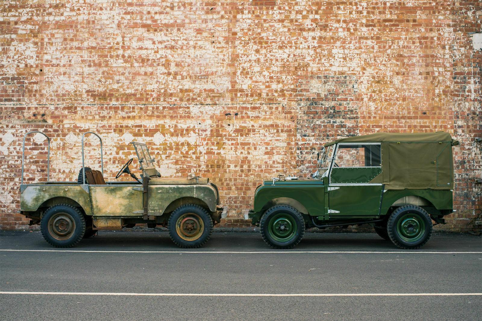 Ein alter Land Rover Series I und das restaurierte "Car Zero" zeigen, wie viel Arbeit in der Restaurierung steckt