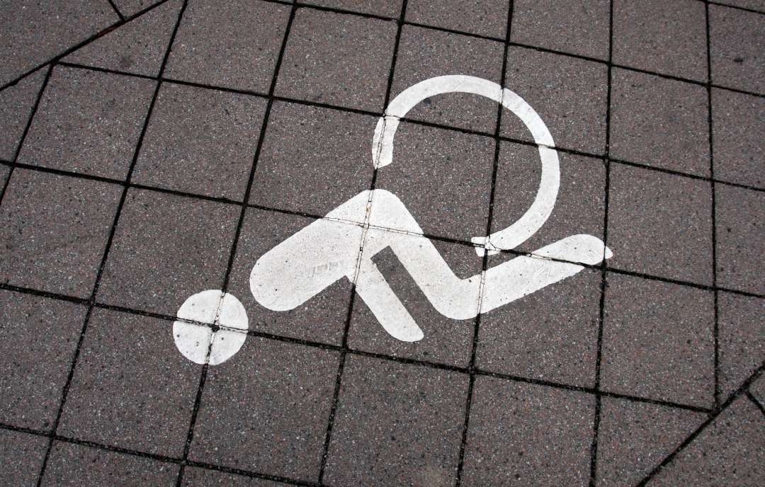 Anwohner müssen Behindertenparkplätze akzeptieren. Auch, wenn sie dann selbst nicht mehr vor der Tür parken können