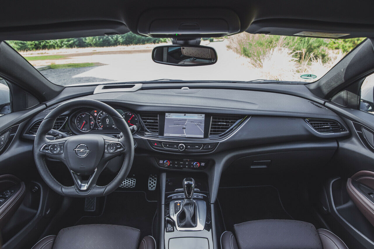 Unruhig oder spritzig? Opel bringt mehr geschwungene Formen im Cockpit des Insignia unter als VW im Arteon