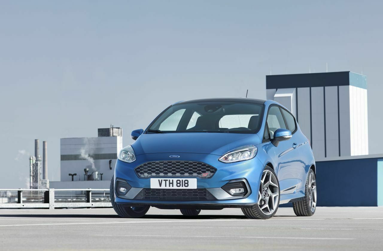Ford gibt einen Durchschnittsverbrauch von 4,9 Litern pro 100 Kilometer an. Dazu gibt es einen Partikelfilter