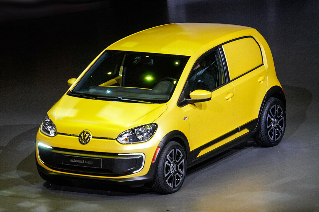 Der VW E-Load Up hat zwei Bleche an der Seite und einen Elektromotor unter der Haube