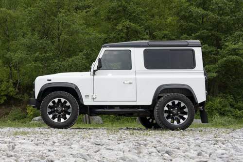 Land Rovers Klassik-Abteilung baut den Defender V8 Works auf Grundlage gut erhaltener Gebrauchter auf. 150 Stück entstehen - in Handarbeit