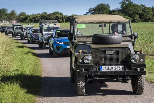 Maximal zwei Fahrzeuglängen Abstand, stehenbleiben verboten: Die Anzahl der Autos alleine reicht noch nicht zum Rekord für die längste Landy-Parade