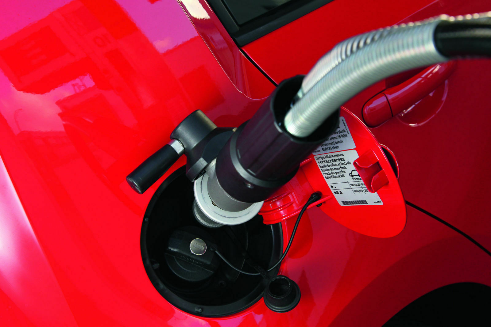 Wer Gas tankt, lächelt an der Tankstelle. Im Idealfall kosten 100 Kilometer im Eco Up 3 Euro