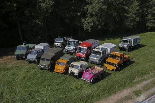 Das Familientreffen offenbart das Wachstum des Unimog. Der 2010 (vorn rechts) war gut drei Meter lang, beim U 5023 (zweite Reihe, zweiter von rechts) misst allein das Fahrwerk doppelt so viel