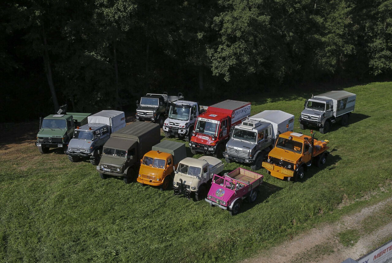 Das Familientreffen offenbart das Wachstum des Unimog. Der 2010 (vorn rechts) war gut drei Meter lang, beim U 5023 (zweite Reihe, zweiter von rechts) misst allein das Fahrwerk doppelt so viel