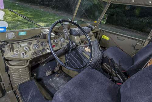 Immer noch spartanisch eingerichtet. Aber nicht zuletzt wegen des Benziners aus dem Mercedes 220 fährt der Unimog S 404 viel ruhiger