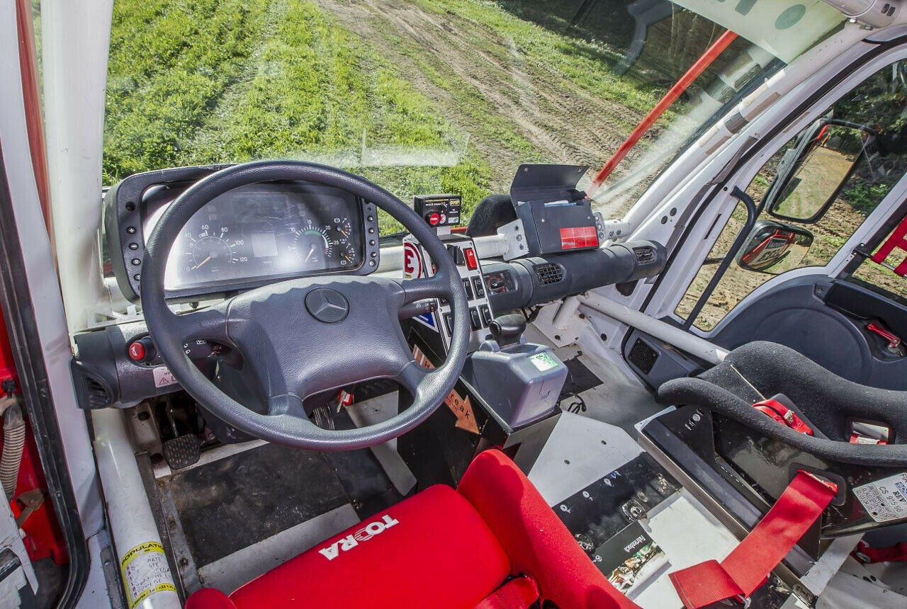 Im Führerhaus unterscheidet der Racetruck sich kaum von einem gewöhnlichen U 400 (Baureihe 405)